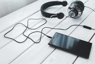 每日大赛深度揭秘：内幕风波背后，神秘人在酒吧后巷的角色疯狂令人意外